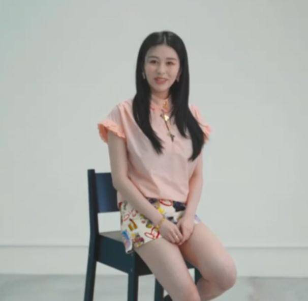 名媛|沈月晒庆生照,脖子里挂着6条珍珠项链奢华至极,7位闺蜜成为陪衬