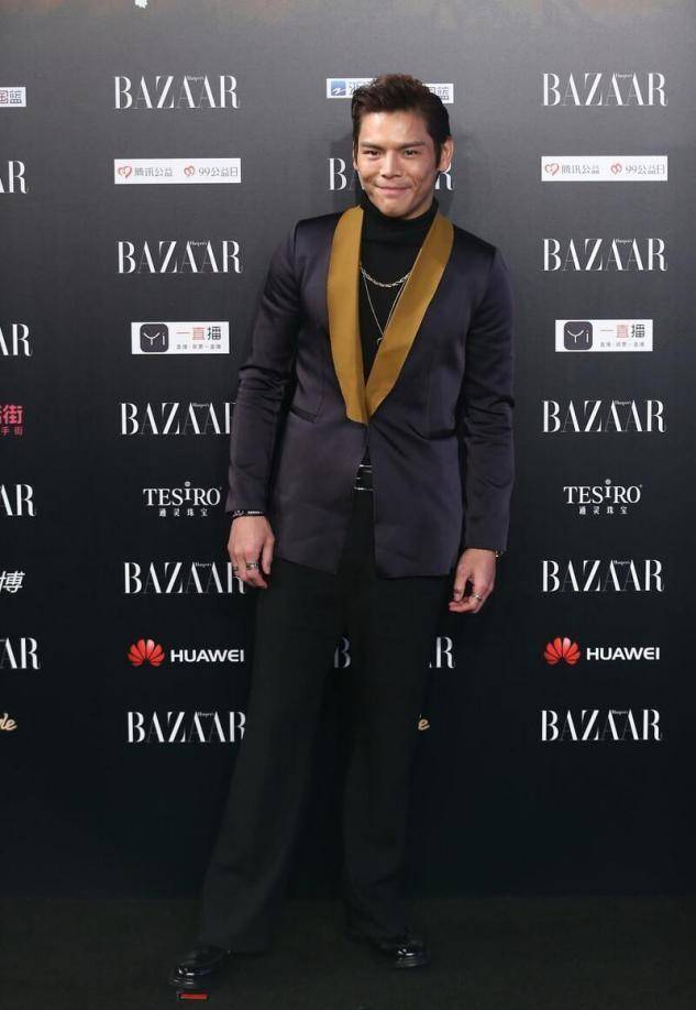 黑色|向佐的体脂率也太低了，胳膊线条太清晰，黑色开衫穿出温和感