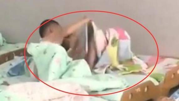 家长|幼儿园午休“男女混睡”，老师拍下的这画面，家长群炸开锅了