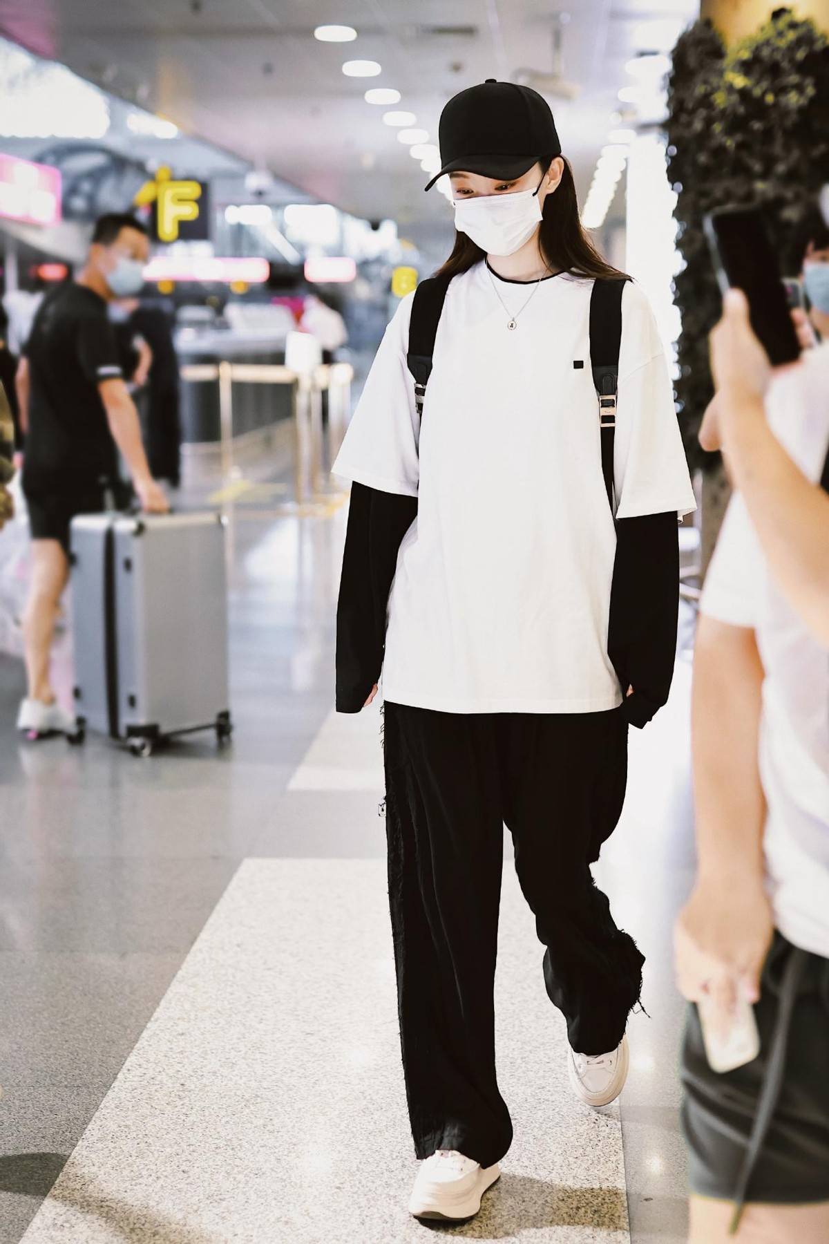 贾玲游|张小斐和贾玲游环球影城，姐妹俩都瘦了，小斐穿白T恤都快撑不起