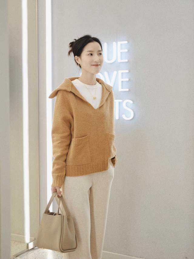 颜色|秋天怎么能少了大地色的衣服呢？大衣配格子半身裙，高级又洋气