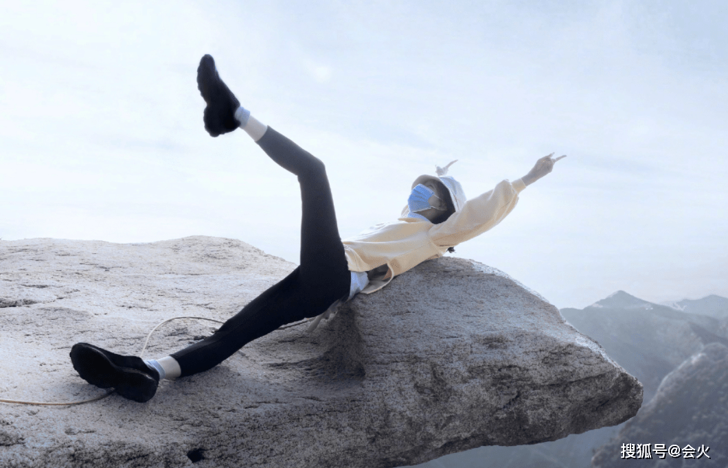 胆子|周冬雨悬崖边石头上拍照！仅用一根绳子拴在腰部，单腿站立好大胆