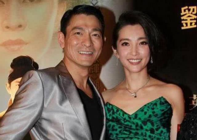 原创刘德华和谁合影都是微笑,唯独在她面前,连"天王的形象"都不顾