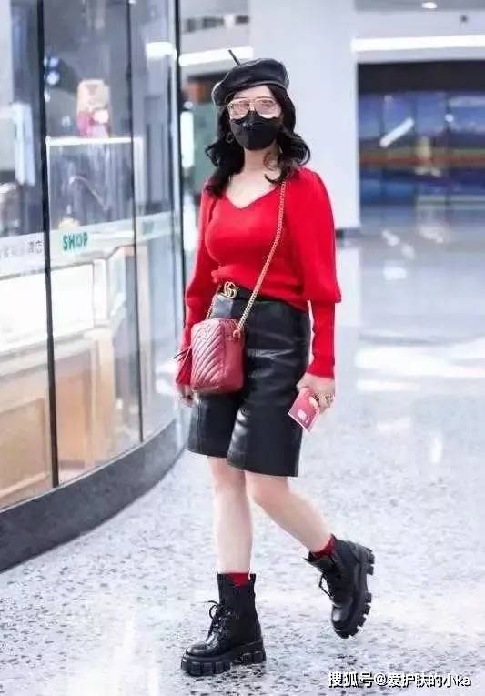 黑色|66岁赵雅芝穿得跟个小姑娘似的,红色毛衣配皮裤,就是鞋子也很潮