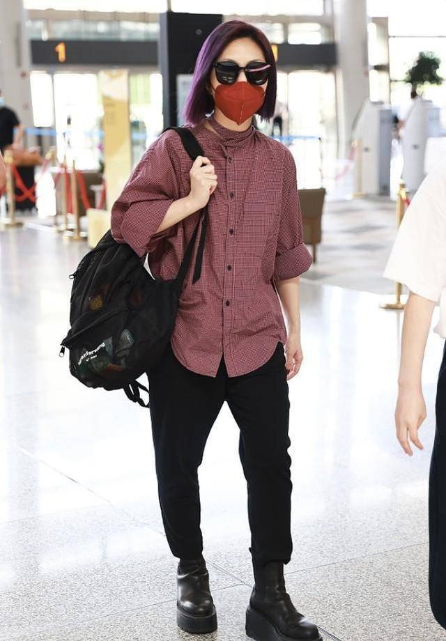 身材|杨千嬅把衬衫穿出别样风情，领口缠一圈布带，脖子看着有点勒