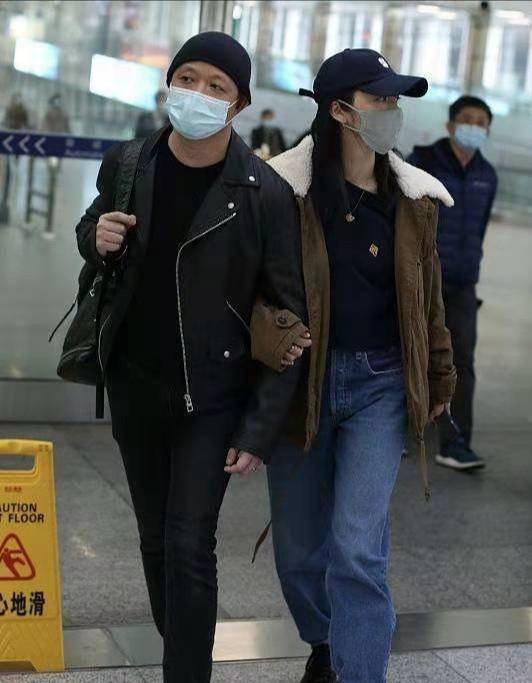 老公|姚晨夫妇罕见同框,老公机车皮衣配针织衫酷帅十足,姚晨成小女人