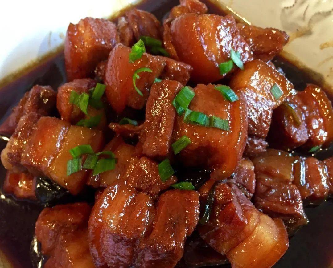 【红烧小炖肉】主料猪肉:200辅料八角:过量;花椒:过量详细步调第一步