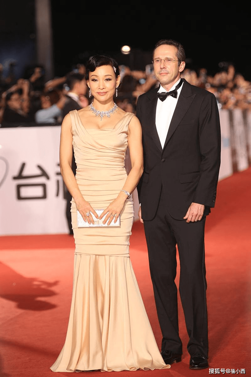 身材|陈冲不走寻常路，壮硕身材穿紧身蕾丝裙气质惊艳，年过半百依旧美