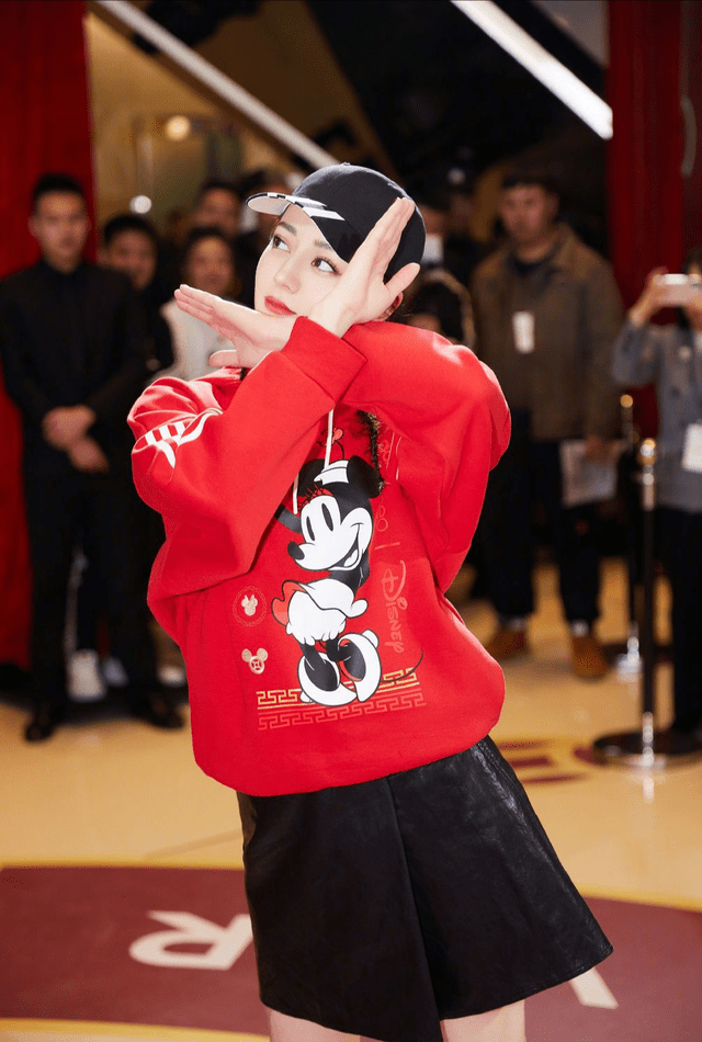 卫衣|迪丽热巴造型太出众，红色卫衣配黑色皮裙洋气精致，美得耀眼