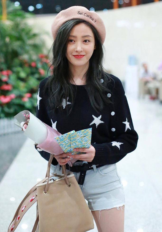 张天|张天爱要不要这么可爱，戴个贝雷帽美回18岁，却被大长腿抢镜