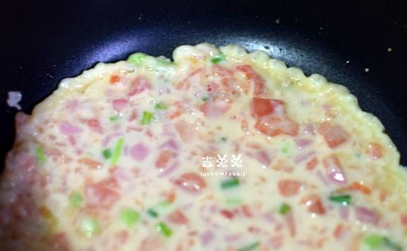 加入适量|一个西红柿,一根香肠,一点面粉,做成简单早餐,营养又好吃!