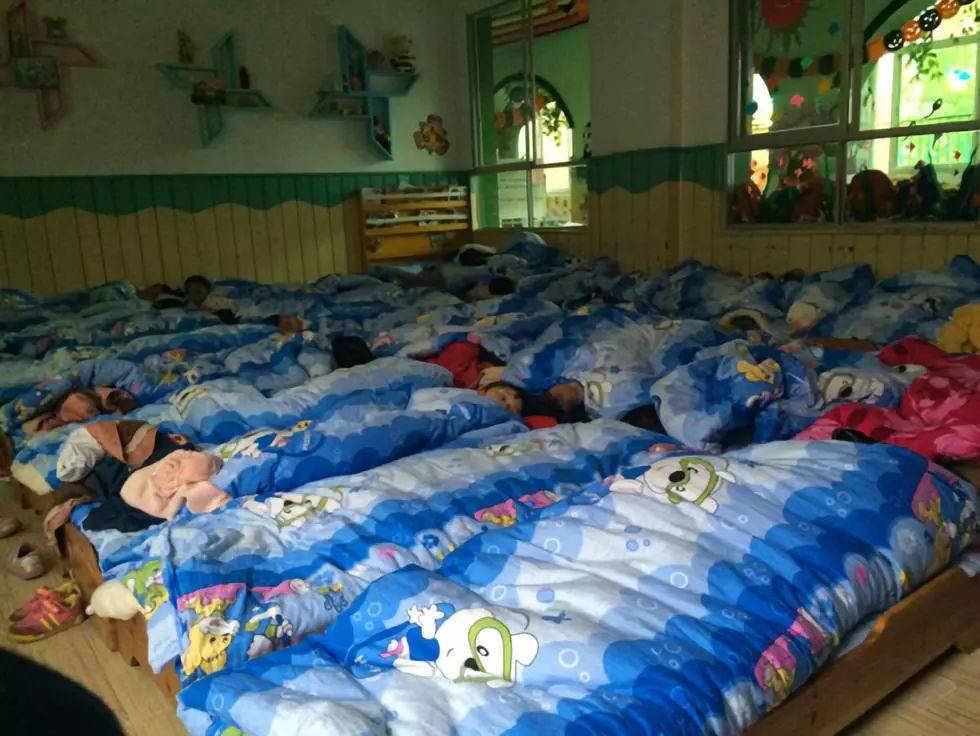 说法|幼儿园午休“问题多”,一张照片引发争议,家长纷纷讨要说法