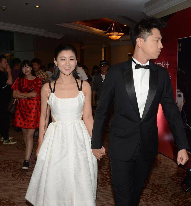 老公|李小萌身上的少女感抹不去,穿白吊带裙好甜美,在老公身边挺幸福