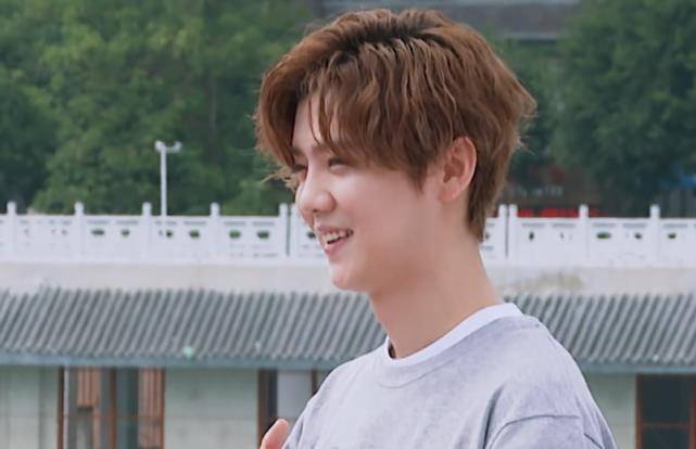 因为|关晓彤为了让鹿晗放心，特意戴上男友送的廉价饰品，秀恩爱太特别