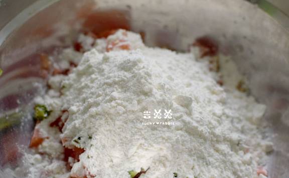 加入适量|一个西红柿,一根香肠,一点面粉,做成简单早餐,营养又好吃!