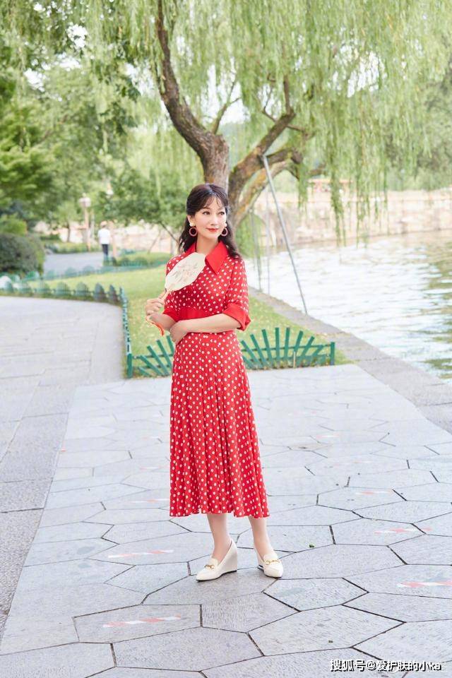 黑色|66岁赵雅芝穿得跟个小姑娘似的,红色毛衣配皮裤,就是鞋子也很潮