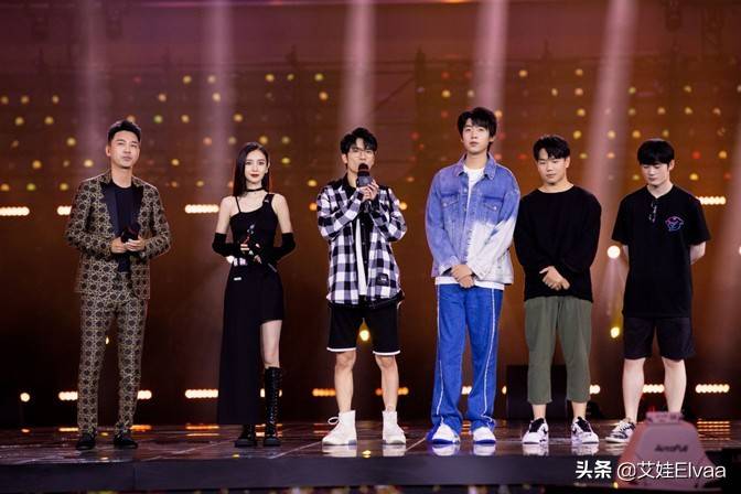 一身|Angelababy:穿衬衫配短裤深夜打篮球真有型,巧塞衣凸显好身体!