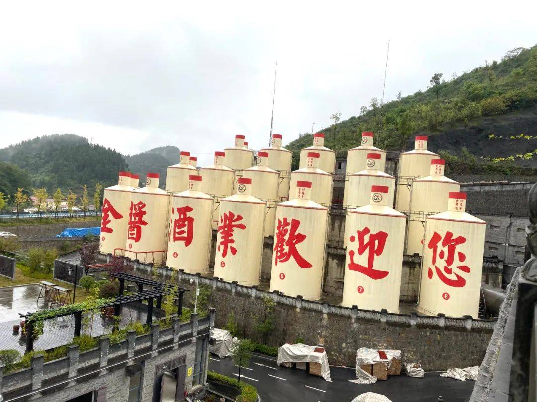 金酱酒业始于1909年的汪氏烧坊,是当时茅台镇著名的烧坊之一.