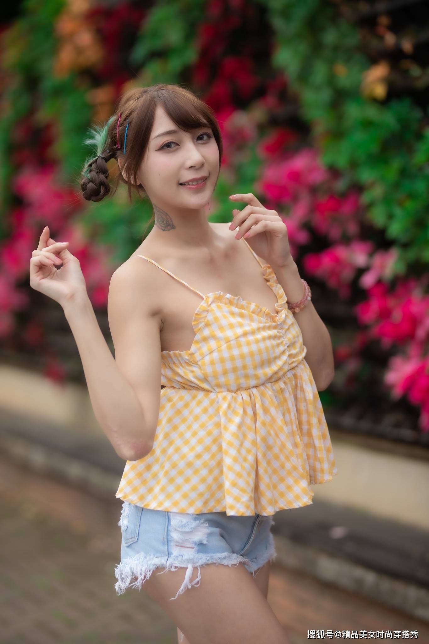 身材|街拍：吊带背心搭配清新减龄的牛仔短裤清爽又帅气