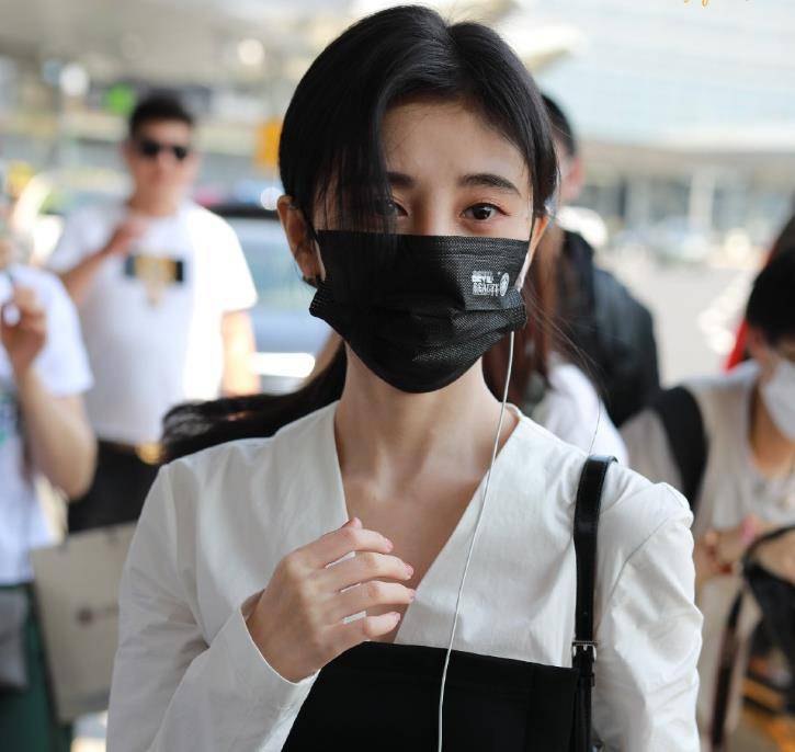 观众|鞠婧祎跳出舒适圈!头发终于绑起来了,大家却关注她的鞋跟