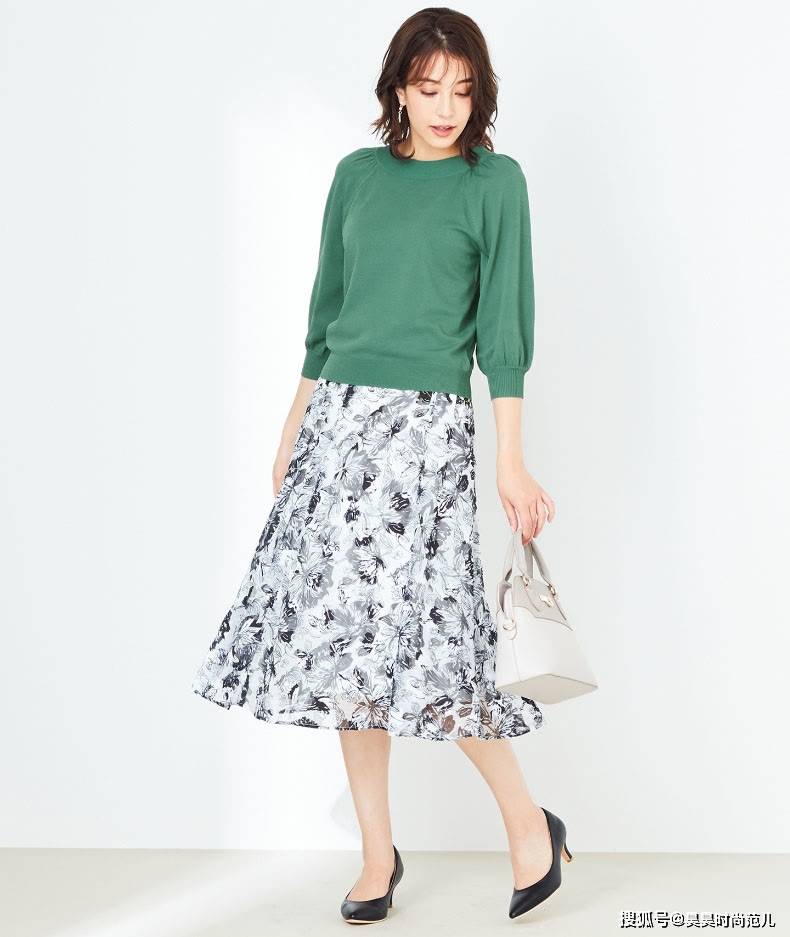 色调|今年秋天的时尚穿搭，温柔舒适的毛衣搭配半身裙，减龄又显气质