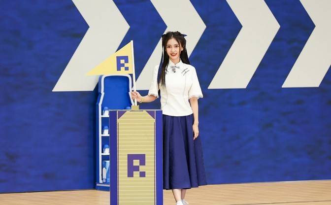 一身|Angelababy:穿衬衫配短裤深夜打篮球真有型,巧塞衣凸显好身体!