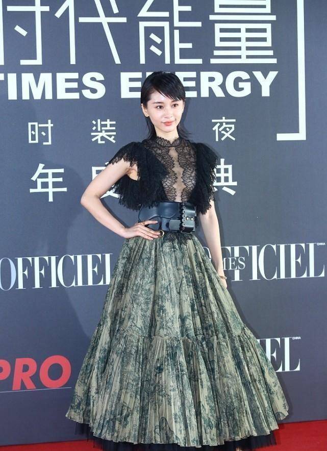 流苏|别看王子文挺瘦的，但肉都长在了对的地方，穿“肚兜裙”好抢镜