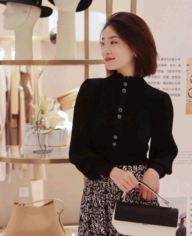 黑色|简洁大方的秋装是首选，简单又好穿，舒适感满分