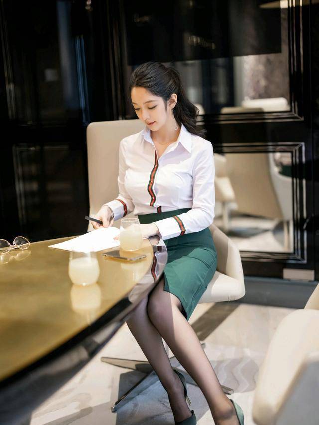 高跟鞋|美女白衬衫搭配绿色包臀裙个性十足，脚上一双绿色高跟鞋魅力无限