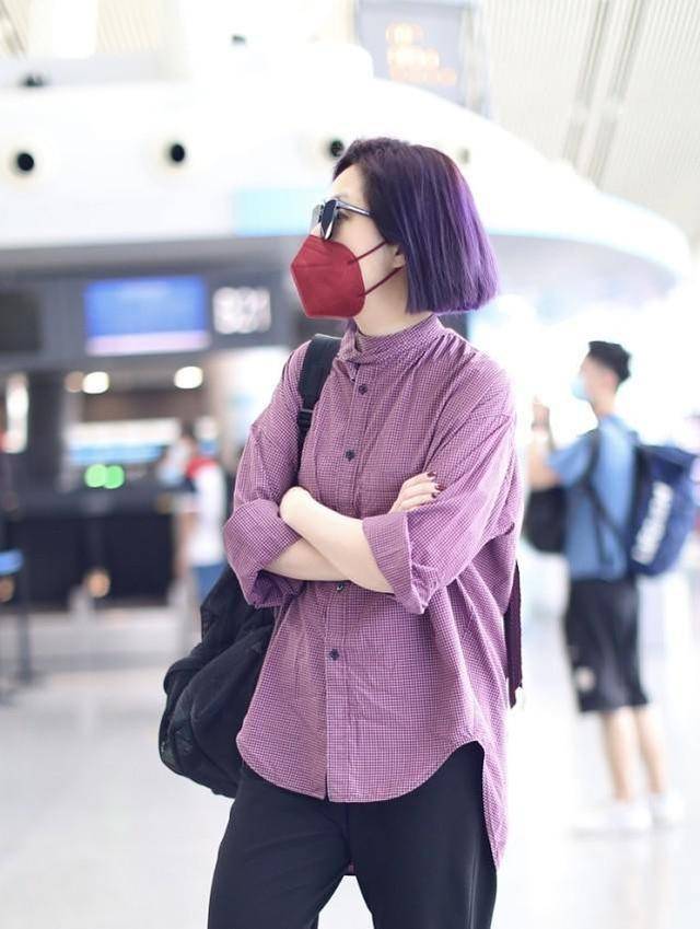 身材|杨千嬅把衬衫穿出别样风情，领口缠一圈布带，脖子看着有点勒