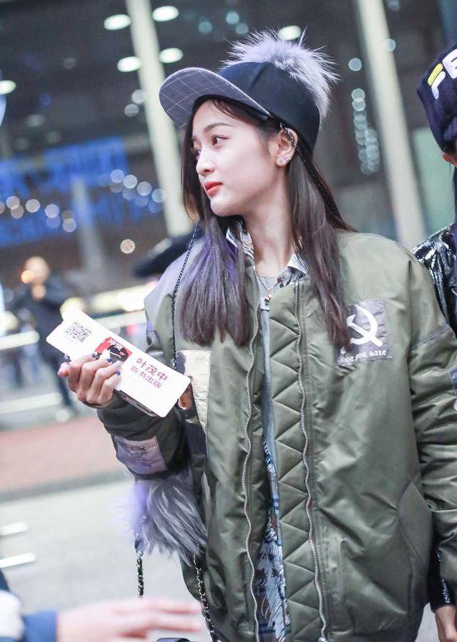 设计|阿娇越来越“帅”了，军绿色夹克配牛仔裤潇洒不羁，美得桀骜不驯
