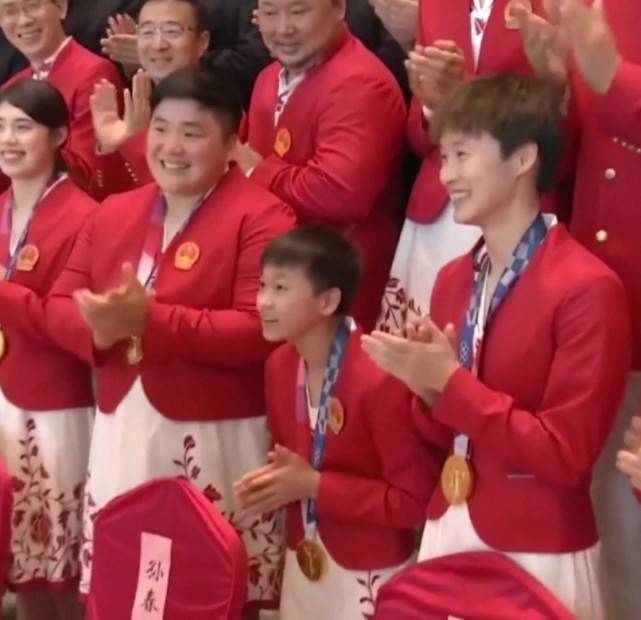 元素|全红婵全运会合影太娇小！和朱婷站一起成最萌身高差，气场却不输