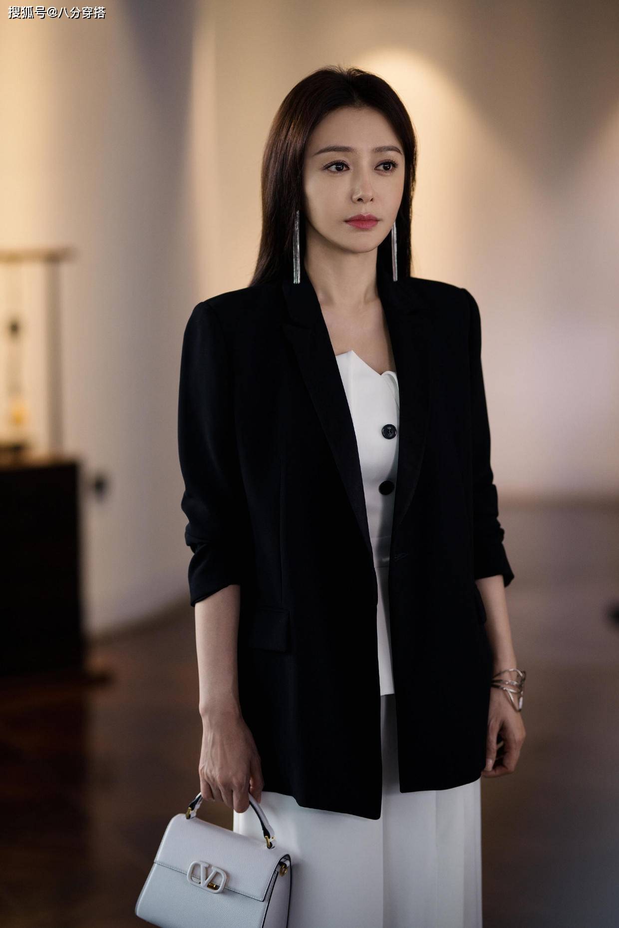 黑色|秦岚私服穿搭也惊艳,T恤配牛仔裙简约利落,舒适随性又有气场