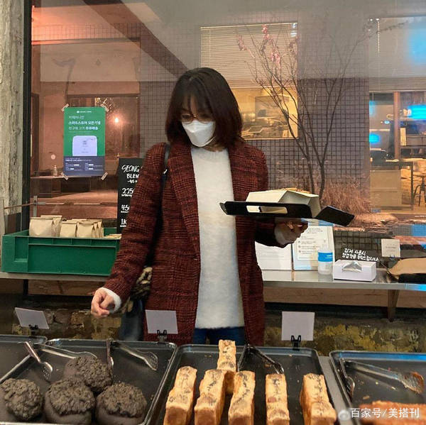 毛衣|41岁蔡琳离婚后首露面,格子大衣配牛仔裤高筒靴,温柔中透着坚韧