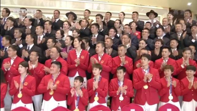 元素|全红婵全运会合影太娇小！和朱婷站一起成最萌身高差，气场却不输