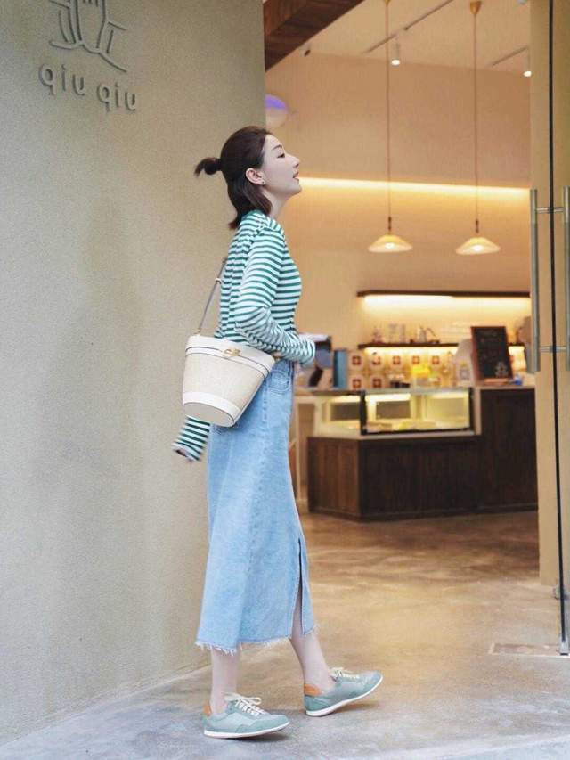 是属于|今秋条纹衫又“火”了!搭配上牛仔半身裙高级优雅,简约又实用