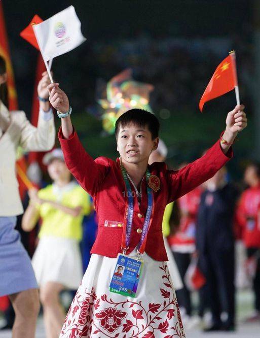 元素|全红婵全运会合影太娇小！和朱婷站一起成最萌身高差，气场却不输