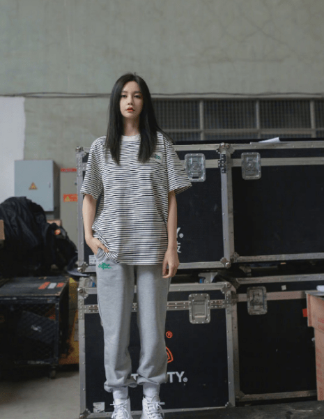 袜子|32岁沈梦辰少女感满满,裤脚塞进袜子中,却意外显得腿很长