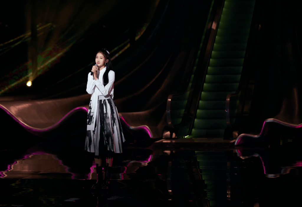 情趣|24岁关晓彤真大胆，穿机车夹克配“情趣袜”扮小丑，骑摩托太酷