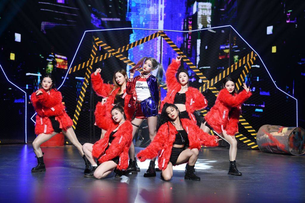 情趣|24岁关晓彤真大胆，穿机车夹克配“情趣袜”扮小丑，骑摩托太酷