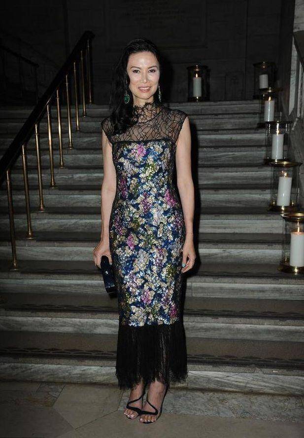 女神|邓文迪不愧是“商圈女神”，亮片修身连衣裙秀曼妙身材，高挑精致