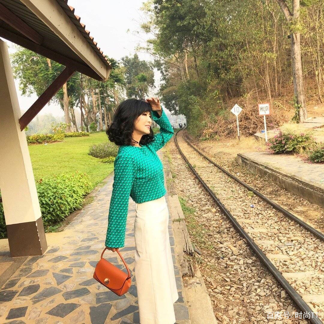 状态|64岁米雪真绝了，无袖背心配健美裤毫无赘肉，这身材让人看自卑