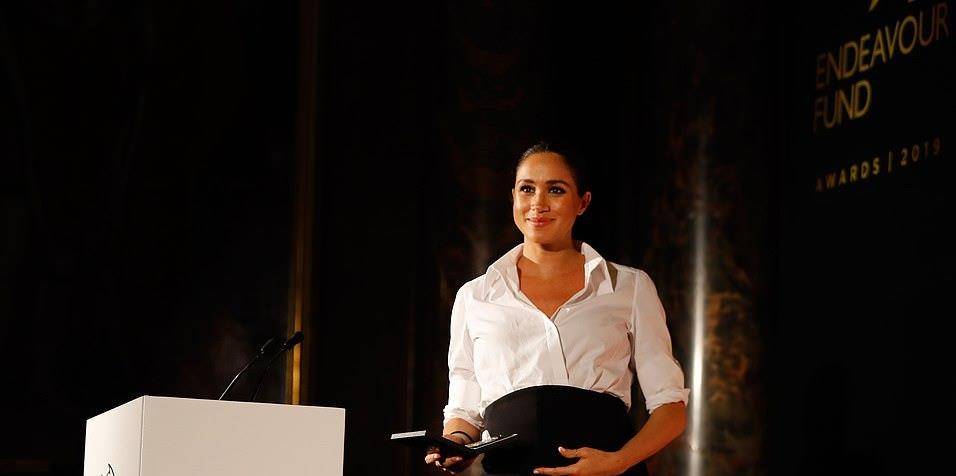 大肚子|梅根美得真高调！白衬衫搭裹身半裙秀孕肚，配优雅发髻备受好评