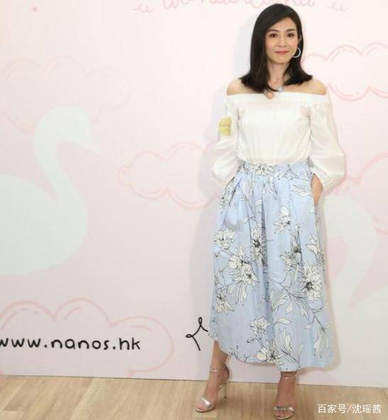 色调|47岁杨采妮天生“童颜脸”，穿粉裙子像青春少女，哪像阿姨辈的人