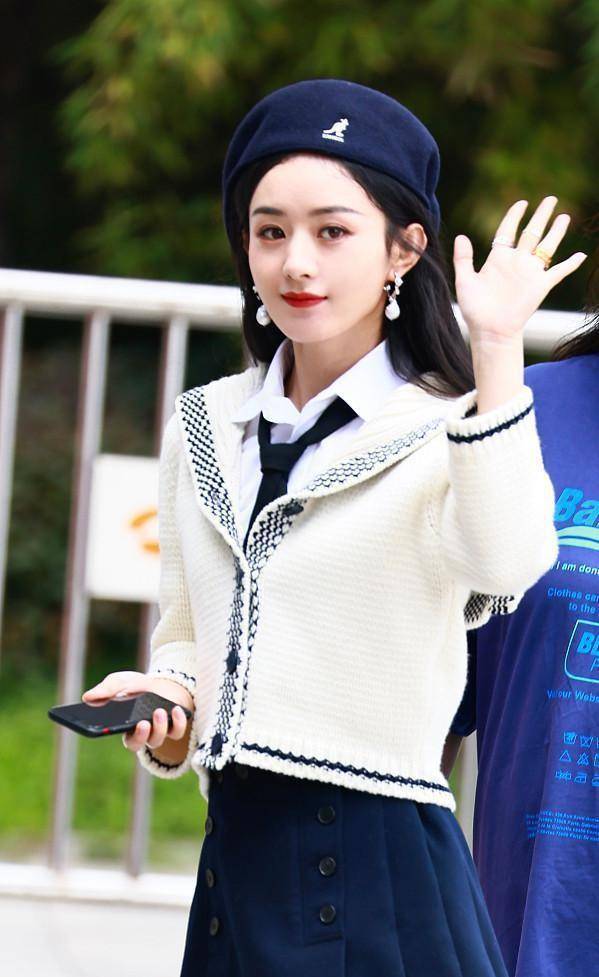 赵丽颖|赵丽颖越来越洋气了，穿水手服套装似高中生，近距离也看不出年龄