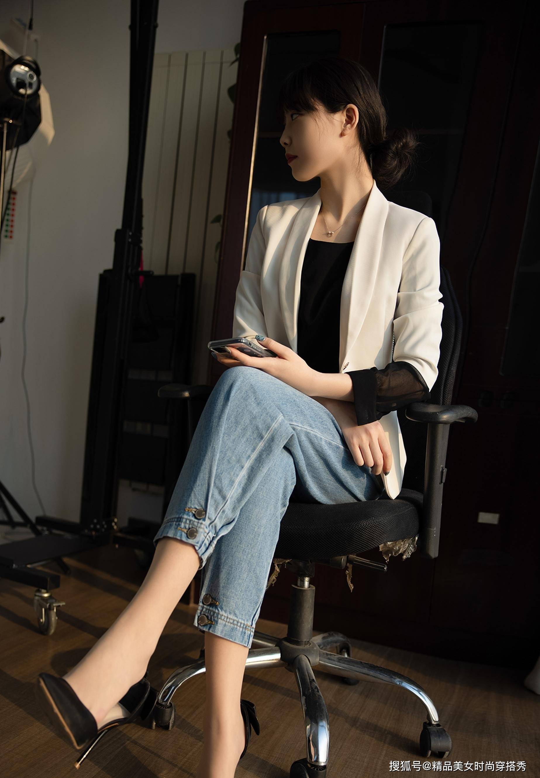 从容|干练的西装外套内搭黑色的衬衫，下搭收脚的牛仔裤，干练又帅气