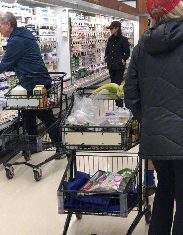 玄彬|38岁孙艺珍低调亮相,与玄彬穿黑色情侣装逛超市,郎才女貌太般配