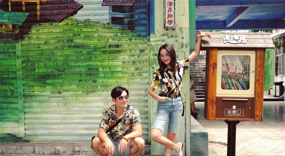 杜若溪|严屹宽与杜若溪提前过七夕，情侣印花衬衫搭短裤，从头到脚好般配