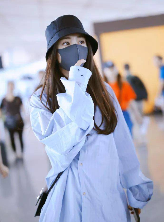 杨幂|杨幂又肆无忌惮秀美腿了!宽松衬衫玩转下衣失踪,小细腿太真实了