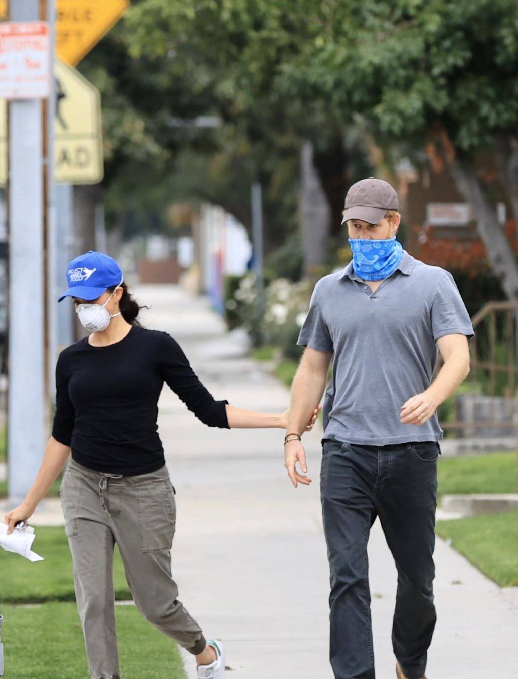 黑色|梅根不做王妃后首露面!上节目颜值明显回春,穿白衬衫更显气质